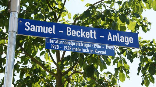 Straßenschild Samuel-Beckett-Anlage, Wohngebäude Beckett-Flügel, Kassel