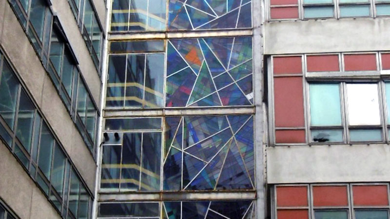 Robotron-Gebäude in Dresden mit Bleiglasmosaik-Fenster