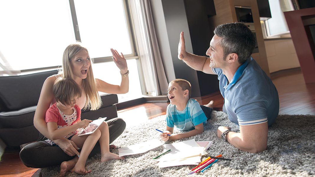 Familie im Wohnzimmer