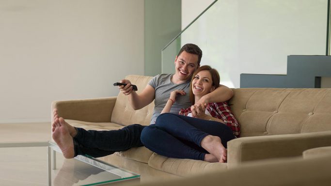 Fernsehen im Wohnzimmer