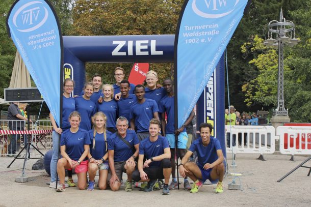 Bild mit Läufern im Ziel des 25-Stunden-Laufs 2018 in Wiesbaden