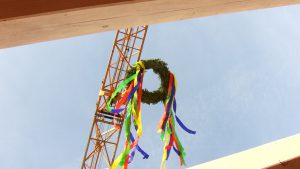 Bunt geschmückter Richtkranz eines Richtfestes