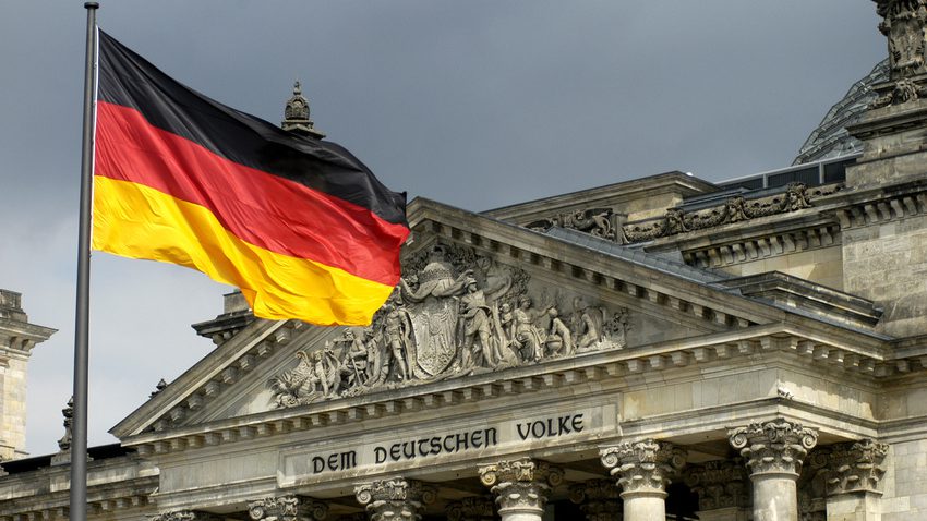 Deutschland, Fahne vor Reichstag, Berlin